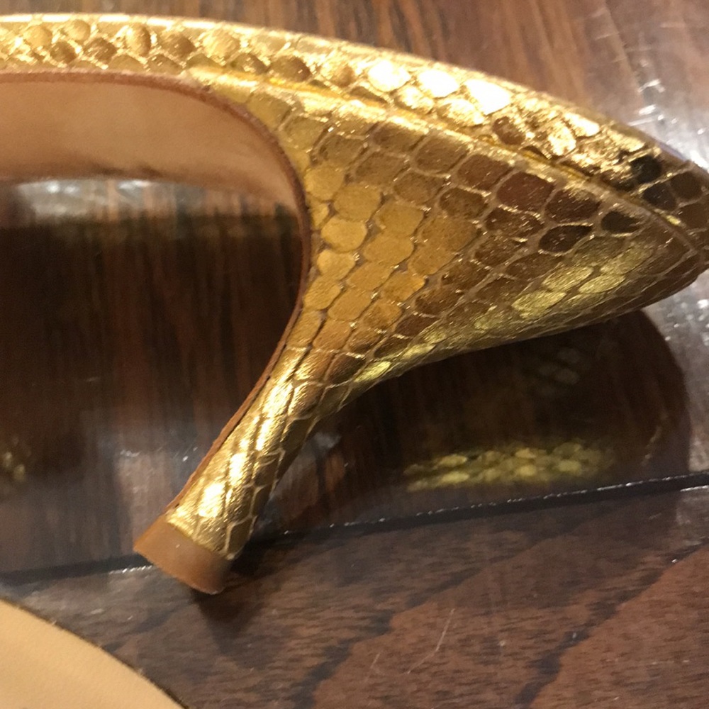 ANNE KLEIN GOLD LEATHER SANDALS AND GOLD BAG - Picture 3 of 15
